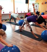 Joga na piłkach z Cybinką-czerwcowe zajęcia