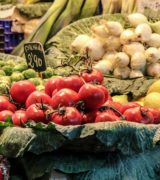 Ratajskie stragany pozostaną otwarte