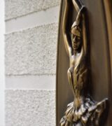 Tancerka na ścieżkach osiedlowych