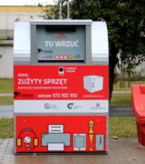 Czerwone pojemniki na drobny sprzęt elektryczny i elektroniczny