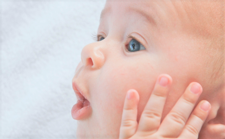 „Małe rączki, wielkie odkrycia” – zajęcia sensoryczne dla maluchów (1-3 lat)